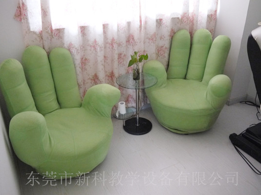學校<a href='http://www.cjb148.com' target='1' style='font-size:14px; font-weight:bold; color:#0080ff;'>心理咨詢室</a>布置