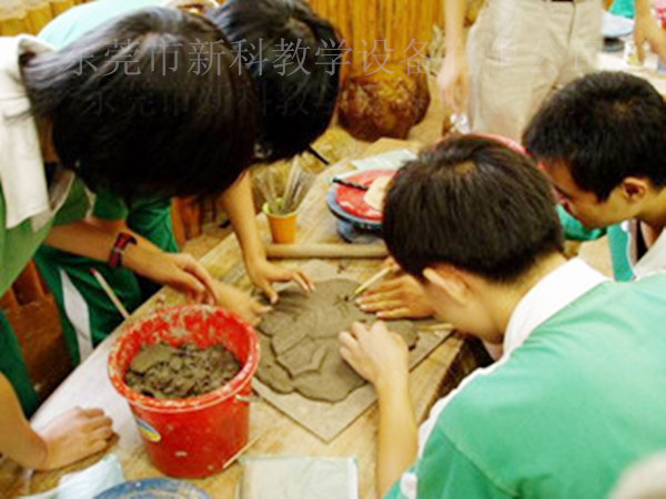 <a href='http://www.cjb148.com/chanpin/55-1.html' target='1' style='font-size:18px; font-weight:bold; color:#000000;'>陶藝功能室</a>2