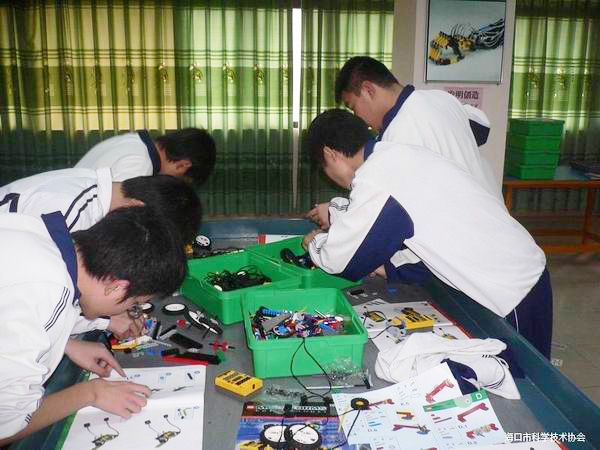 <a href='http://www.cjb148.com/chanpin/60-1.html' target='1' style='font-size:18px; font-weight:bold; color:#000000;'>機(jī)器人功能室</a>